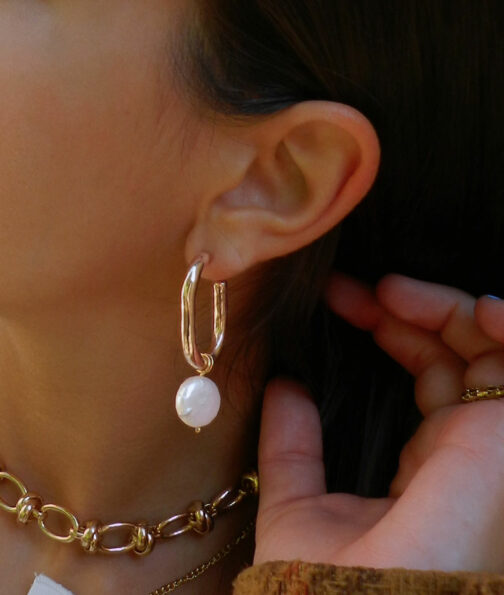 boucles d'orellles créoles avec une perle naturelle d'eau douce en nacre