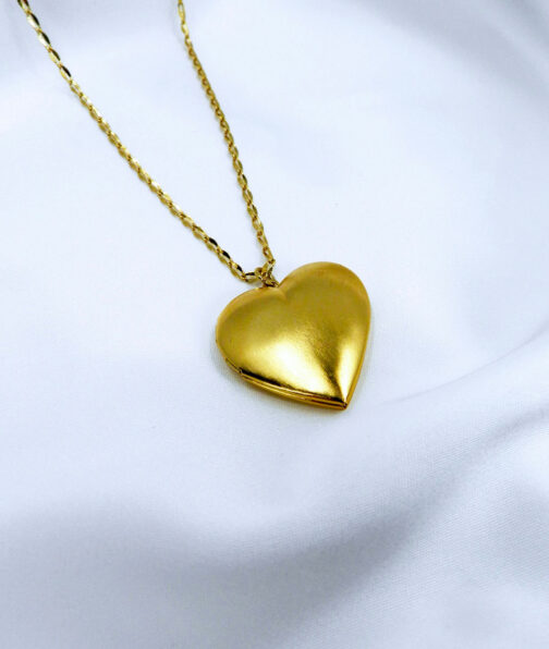 collier en forme de coeur bijou symbolique qui s'ouvre pour mettre une photo couleur or jaune