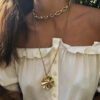 Collier pour l'été porté avec un haut blanc bohème chic