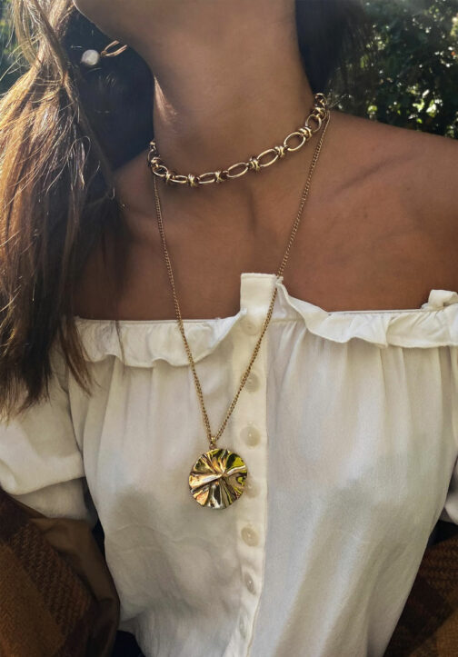 Collier pour l'été porté avec un haut blanc bohème chic