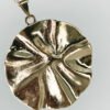 Collier fait en france en métal plaqué or à l'apparence de tissu froissé