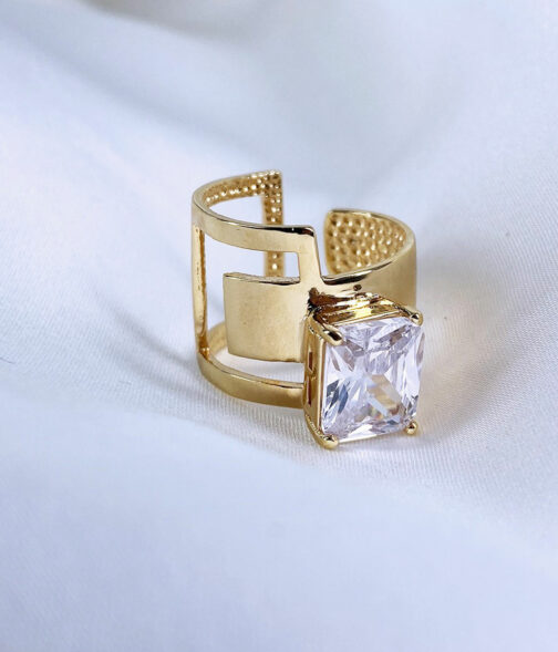 Bague cocktail avec un gros cristal rectangle serti sur une bague asymétrique plaqué or joorn bijoux