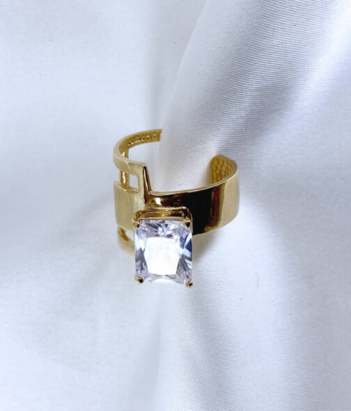 Bague avec un gros cristal rectangle serti sur drap blanc plaqué or joorn bijoux