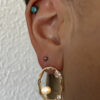 boucles d'oreilles créole avec perle naturelle de nacre et zirconium en forme d'anneaux