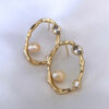 boucles d'oreilles créoles avec perles naturelles et zirconium en forme d'anneaux