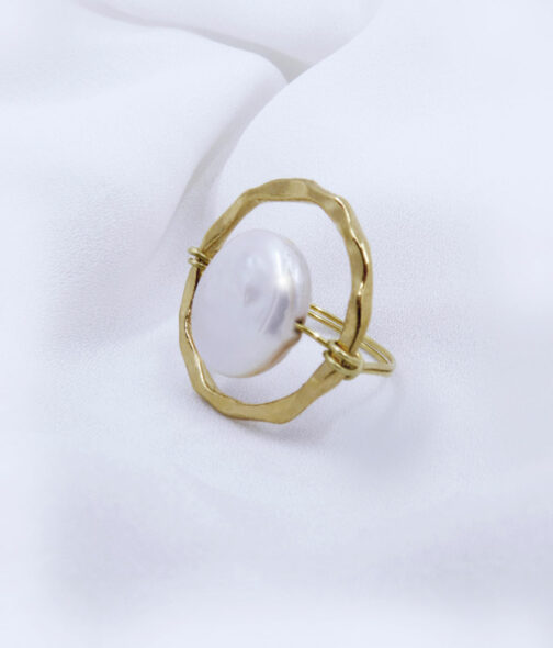 bague celestine avec une perle naturelle de nacre naturelle