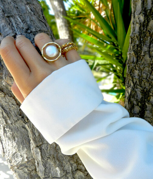 bague celestine avec une perle naturelle de nacre naturelle dans un jardin