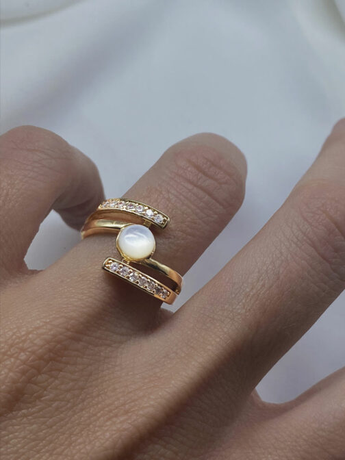 bague asymétrique croisée en pierre de lune portée sur une main de femme