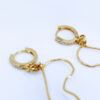 Boucles d'oreilles en serties de pierres en forme de corps de femme