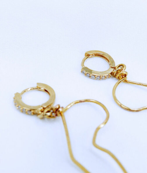 Boucles d'oreilles en serties de pierres en forme de corps de femme