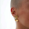 boucles d'oreilles en forme de corps de femme découpées à la main et couleur or jaune