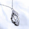 collier canopée en argent en forme de médaille avec une perle naturelle en nacre couleur or jaune