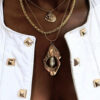 collier pendentif plaqué or jaune en forme de médaille avec une perle naturelle en nacre couleur or jaune