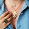 collier portée avec une chemise en jean bleu et un pendentif en forme de coeur