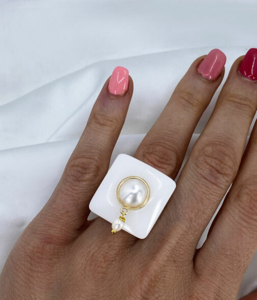 bague duchka portée en résine avec rond en or jaune doré