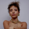 Collier Diva porté sur un buste de femme en grosse mailles jaune modulable en ceinture