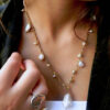 Collier fin avec des perles de nacres de différentes tailles plaqué or pour femme