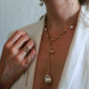 Collier fin long avec des perles de nacres de différentes tailles plaqué or