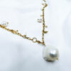 Collier fin avec des perles de nacres de différentes tailles plaqué or