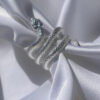 Bague en argent en forme de serpent autour du doigt et façonnée en france