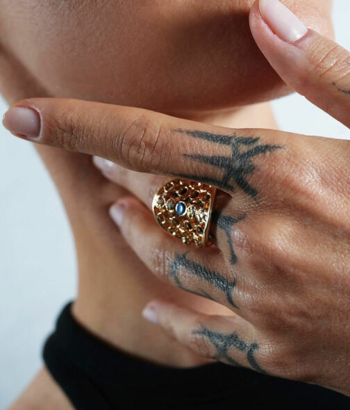 bague large pour femme sertie avec une opale bleu et des zircons joorn bijoux