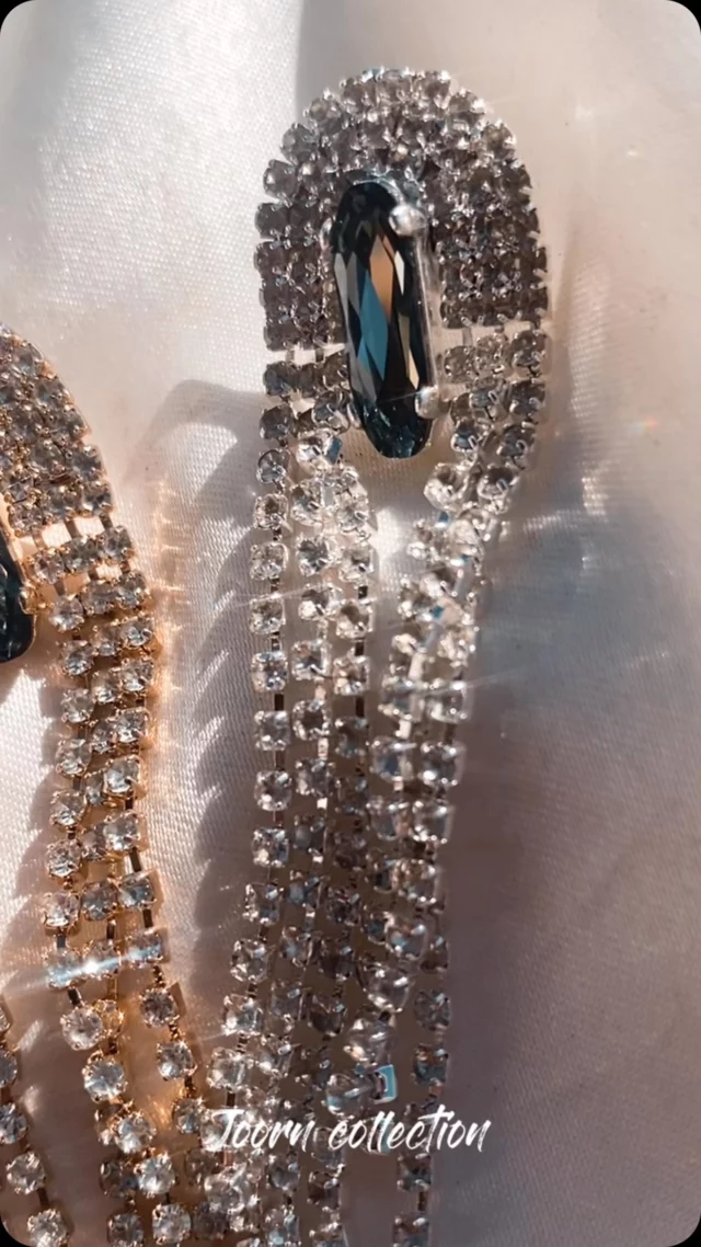 ATHÉNA, vous…En bijoux ! Unique, audacieux et précieux. Nos pièces sont authentiques, vous ne les verrez aux oreilles de personne d’autre ! 
Boucles D’oreilles en cristal modulable en plusieurs coloris. 5 exemplaires uniquement (4 paires en or jaune et plus qu’une en or blanc). Façonné et serti à la main à l’atelier, recouvertes d’or. 
POUR TOUTE COMMANDE, NOUS VOUS RÉPONDONS EXCEPTIONNELLEMENT PAR MESSAGE CAR LE SITE CONNAÎT UNE PETIT METAMORPHOSE❤️ 

#bijouxfemmes #ideebijoux #ideecadeaunoel #ideecadeaufemme #femmeinspirante #bijouxlaciotat #bijouxmarseille #joaillerieethique #bijouxjoia